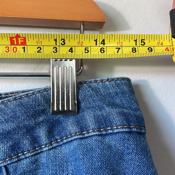 D. Jeans denim skirt with tortoiseshell buttons in size 10. - Picture 4 of 7